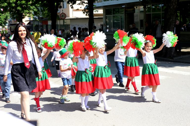 С танци, стихове и песни децата на Община Лясковец славиха първоучителите