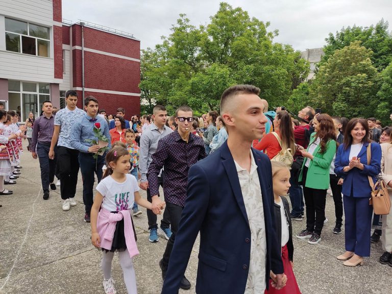 Горещи новини | Първокласници изпратиха  абитуриентите в  СУ “Емилиян Станев”