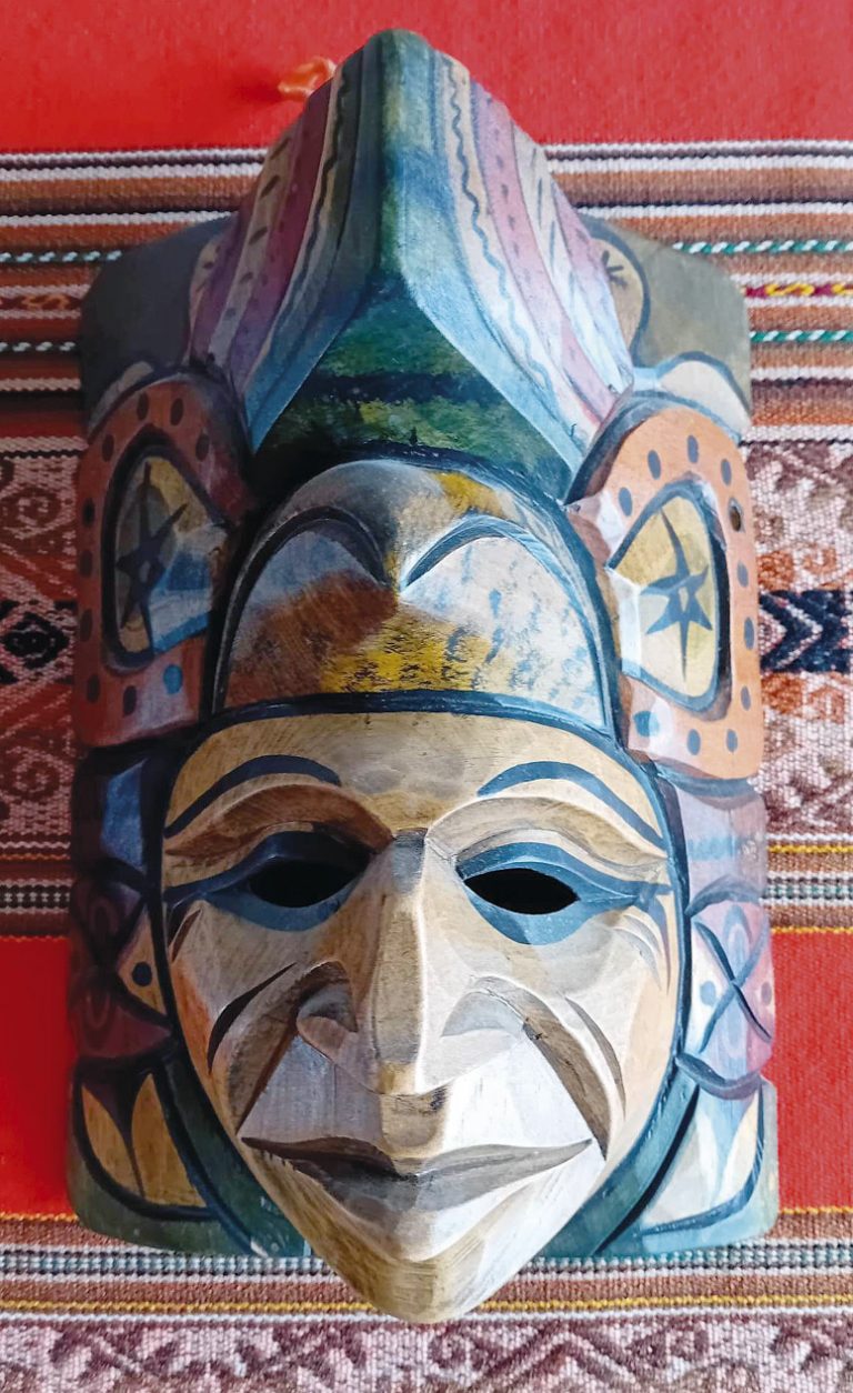 Шапки, фланелки, покривки и  уникални предмети от цял свят има  в колекцията си Йордан Грозданов