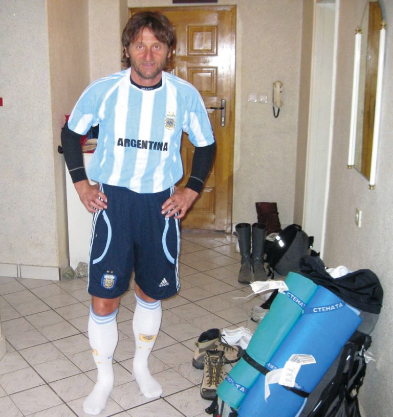 Шапки, фланелки, покривки и  уникални предмети от цял свят има  в колекцията си Йордан Грозданов