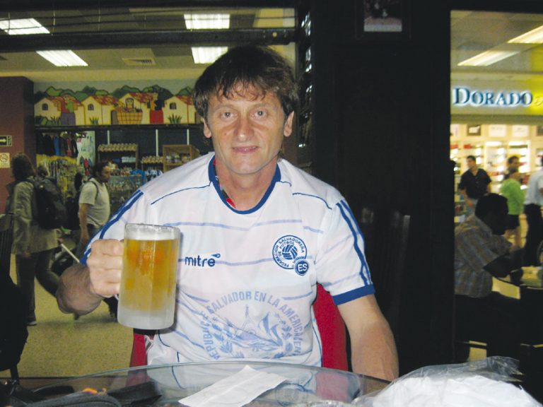 Шапки, фланелки, покривки и  уникални предмети от цял свят има  в колекцията си Йордан Грозданов