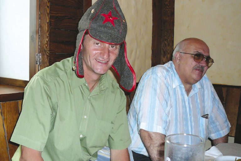 Шапки, фланелки, покривки и  уникални предмети от цял свят има  в колекцията си Йордан Грозданов