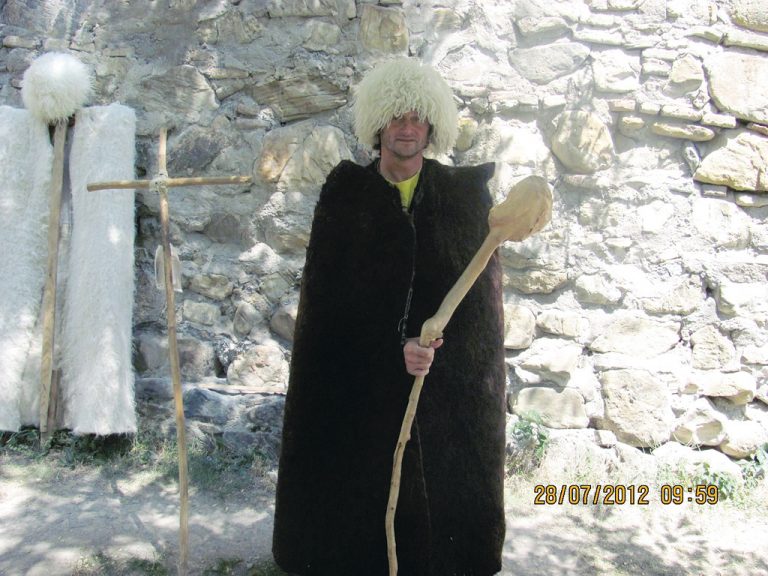 Шапки, фланелки, покривки и  уникални предмети от цял свят има  в колекцията си Йордан Грозданов