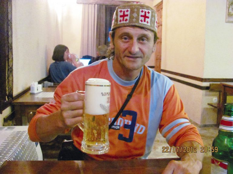 Шапки, фланелки, покривки и  уникални предмети от цял свят има  в колекцията си Йордан Грозданов