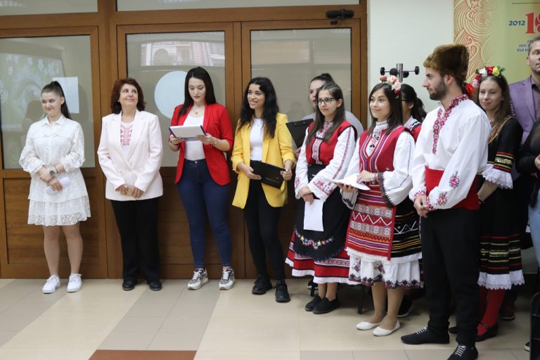 Общество | В специално издание на “Форум за герои” във ВТУ отличиха победителите в ученически конкурс