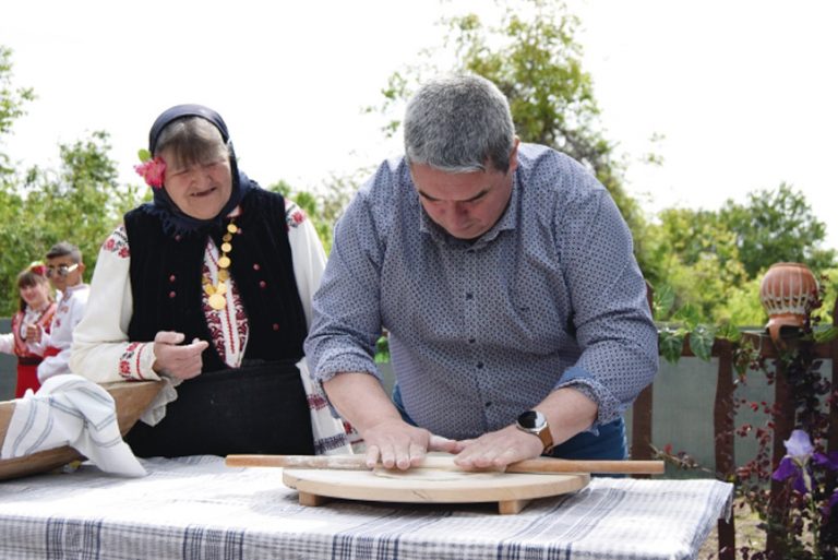 Най-добрите майстори на баницата от  страната отново се събраха във Върбица
