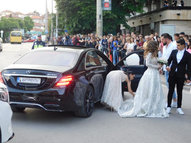 Синоптичката Натали Трифонова премина с абитуриентите по червения килим (снимки)