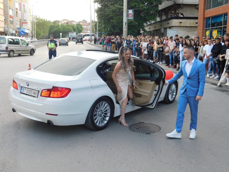 Синоптичката Натали Трифонова премина с абитуриентите по червения килим (снимки)