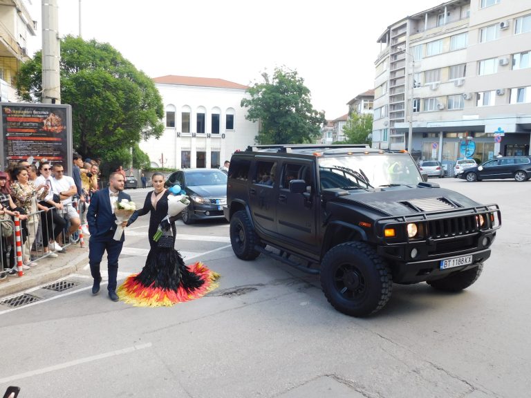 Синоптичката Натали Трифонова премина с абитуриентите по червения килим (снимки)