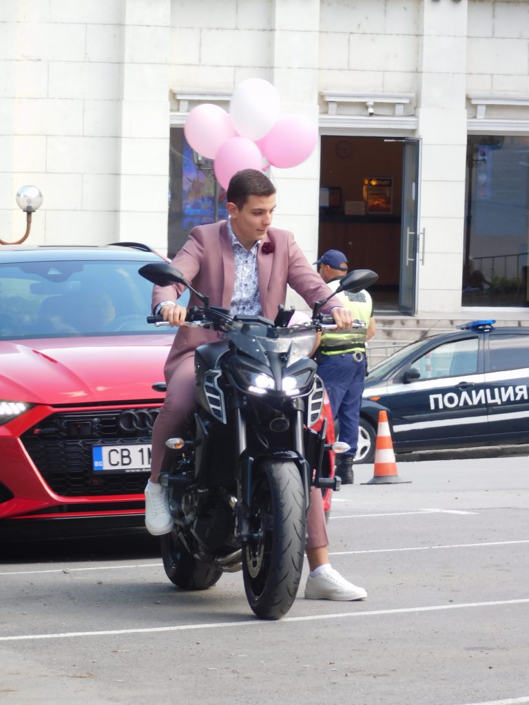 Синоптичката Натали Трифонова премина с абитуриентите по червения килим (снимки)