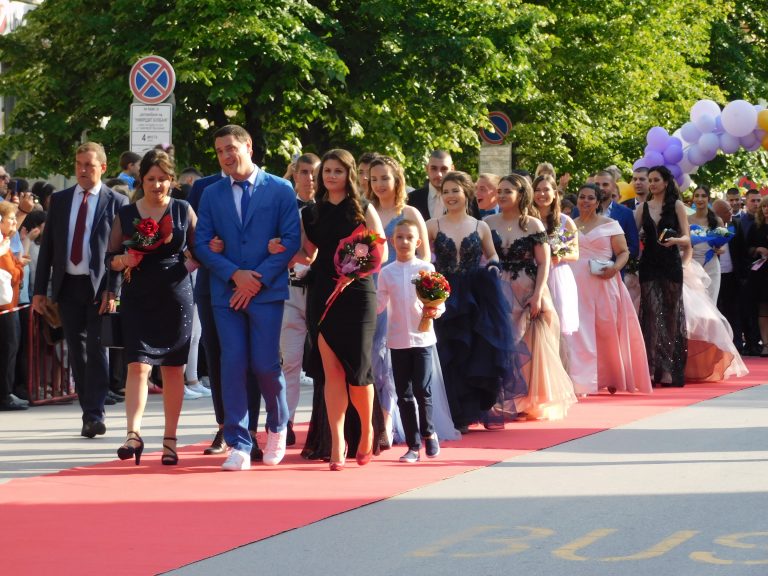 Синоптичката Натали Трифонова премина с абитуриентите по червения килим (снимки)