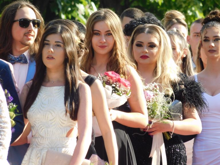 Синоптичката Натали Трифонова премина с абитуриентите по червения килим (снимки)