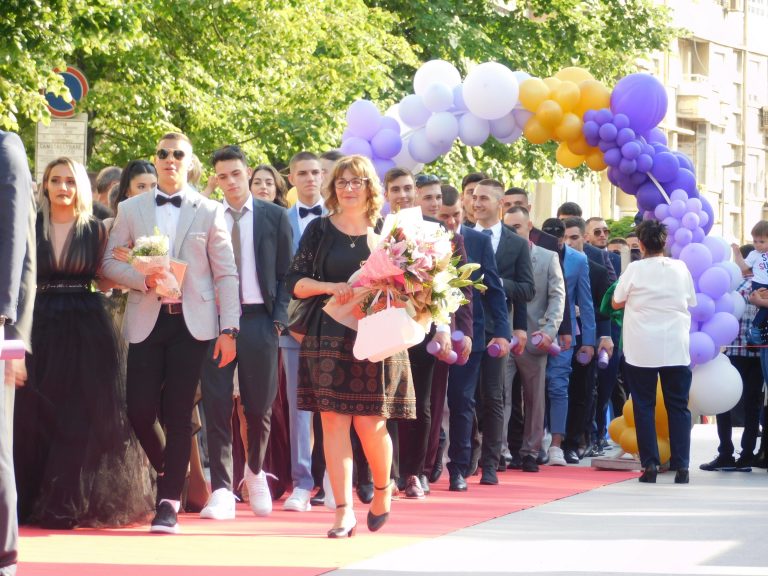 Синоптичката Натали Трифонова премина с абитуриентите по червения килим (снимки)