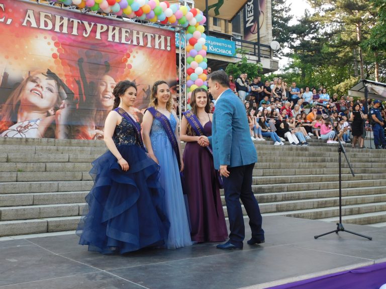 Синоптичката Натали Трифонова премина с абитуриентите по червения килим (снимки)