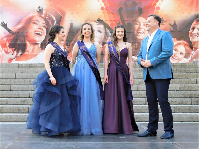 Синоптичката Натали Трифонова премина с абитуриентите по червения килим (снимки)