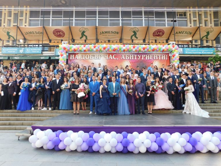 Синоптичката Натали Трифонова премина с абитуриентите по червения килим (снимки)