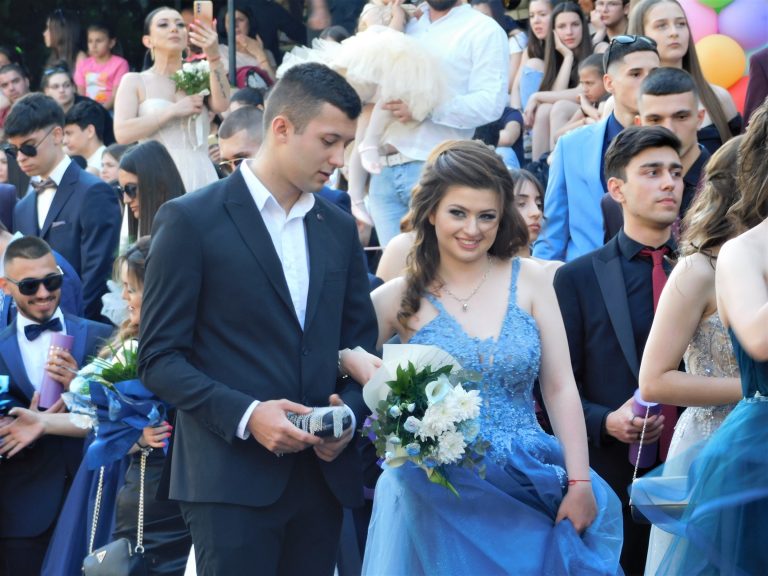 Синоптичката Натали Трифонова премина с абитуриентите по червения килим (снимки)