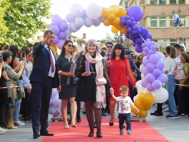 Синоптичката Натали Трифонова премина с абитуриентите по червения килим (снимки)