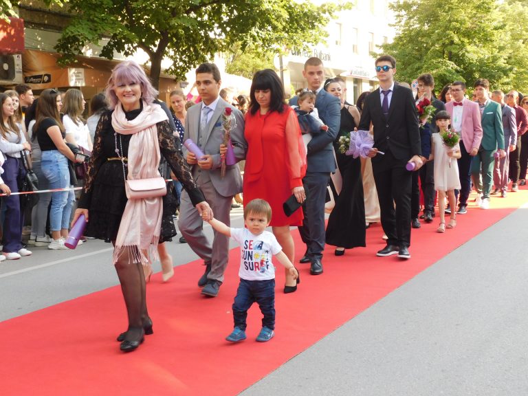 Синоптичката Натали Трифонова премина с абитуриентите по червения килим (снимки)