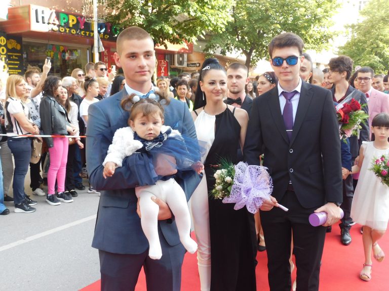 Синоптичката Натали Трифонова премина с абитуриентите по червения килим (снимки)