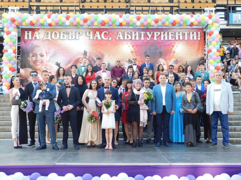 Синоптичката Натали Трифонова премина с абитуриентите по червения килим (снимки)