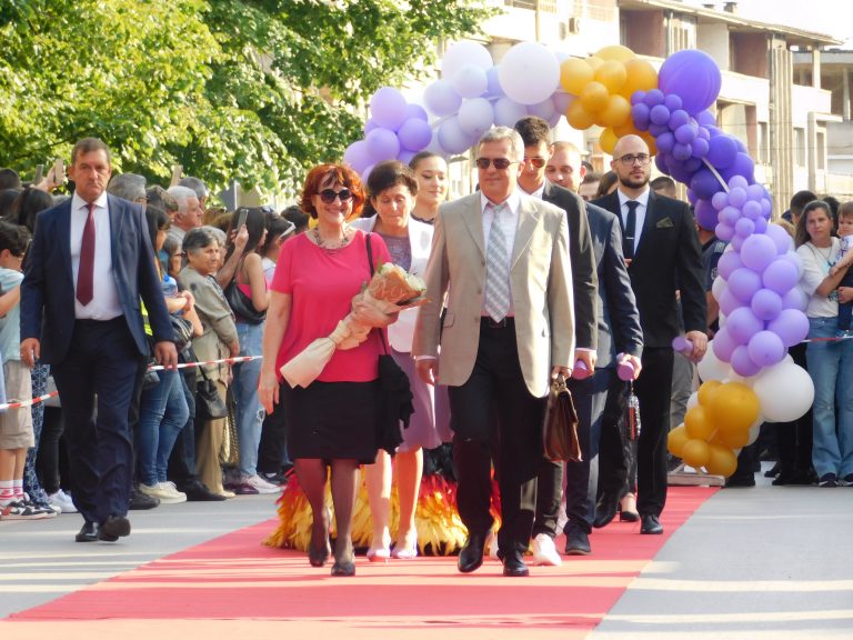 Синоптичката Натали Трифонова премина с абитуриентите по червения килим (снимки)