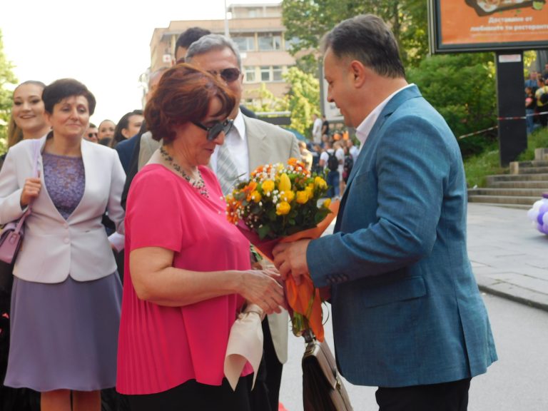 Синоптичката Натали Трифонова премина с абитуриентите по червения килим (снимки)