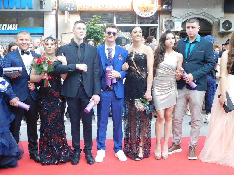 Синоптичката Натали Трифонова премина с абитуриентите по червения килим (снимки)