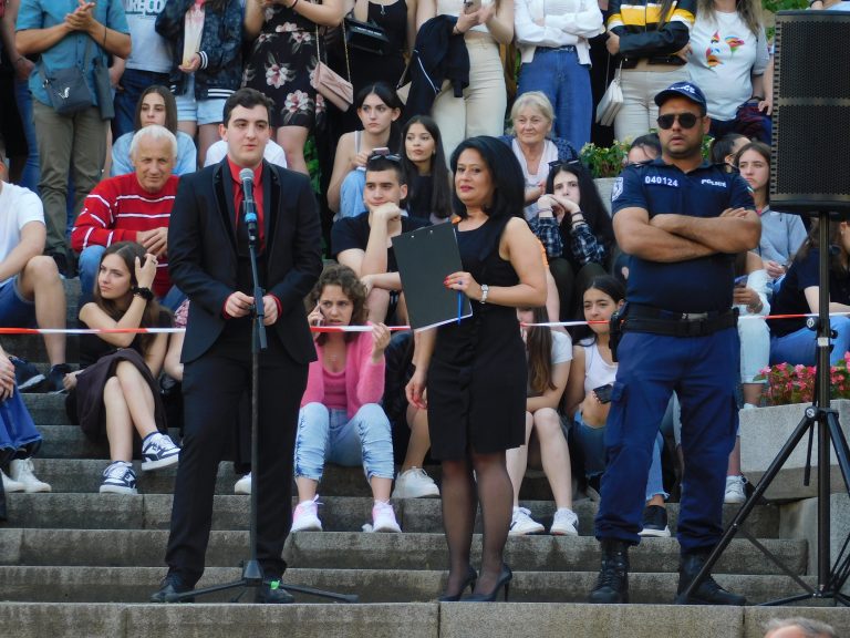 Синоптичката Натали Трифонова премина с абитуриентите по червения килим (снимки)