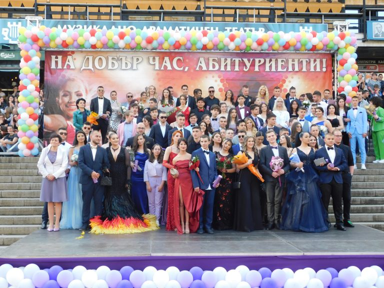 Синоптичката Натали Трифонова премина с абитуриентите по червения килим (снимки)