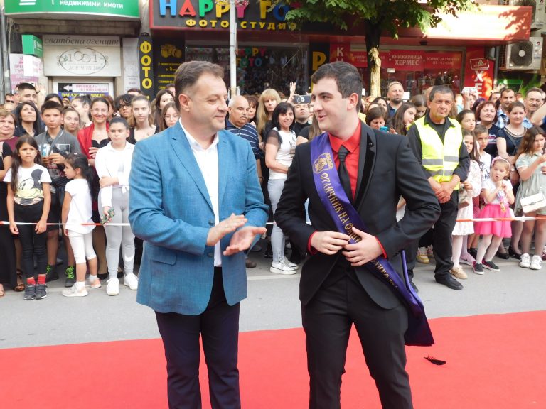 Синоптичката Натали Трифонова премина с абитуриентите по червения килим (снимки)