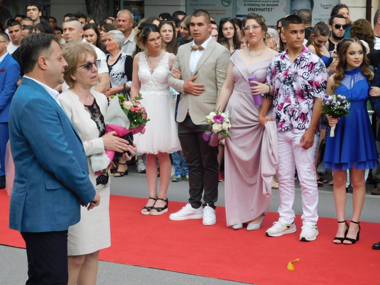 Синоптичката Натали Трифонова премина с абитуриентите по червения килим (снимки)