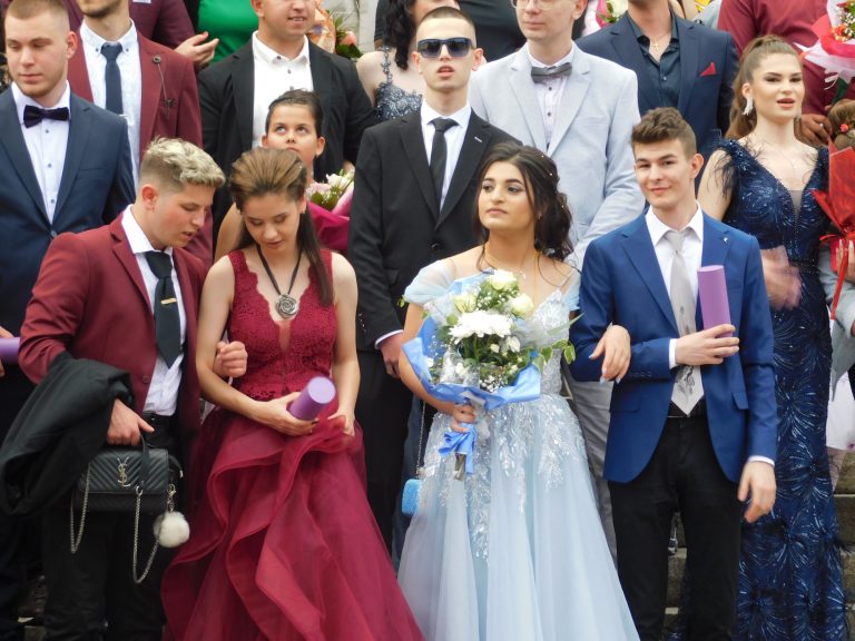 Синоптичката Натали Трифонова премина с абитуриентите по червения килим (снимки)