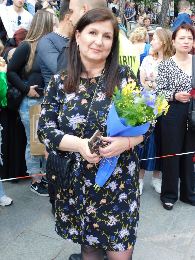 Синоптичката Натали Трифонова премина с абитуриентите по червения килим (снимки)