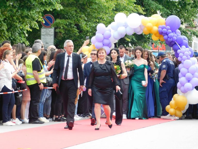 Синоптичката Натали Трифонова премина с абитуриентите по червения килим (снимки)