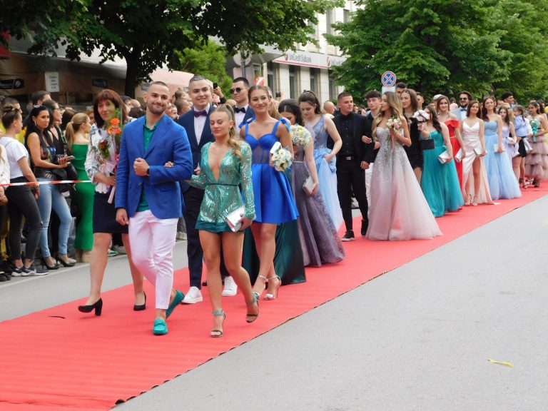 Синоптичката Натали Трифонова премина с абитуриентите по червения килим (снимки)