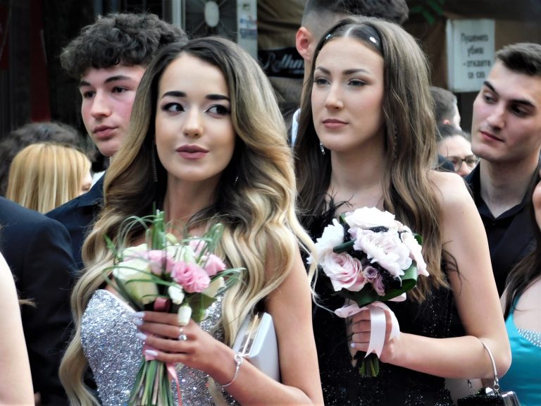 Синоптичката Натали Трифонова премина с абитуриентите по червения килим (снимки)