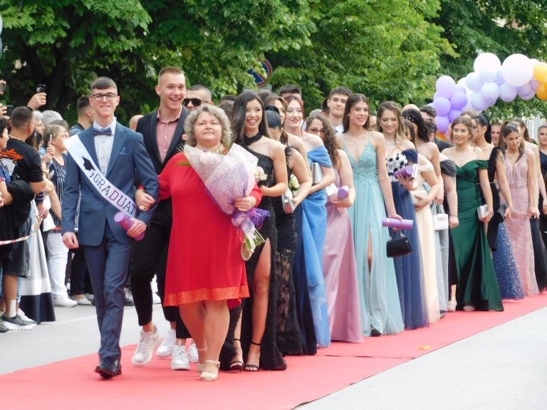 Синоптичката Натали Трифонова премина с абитуриентите по червения килим (снимки)