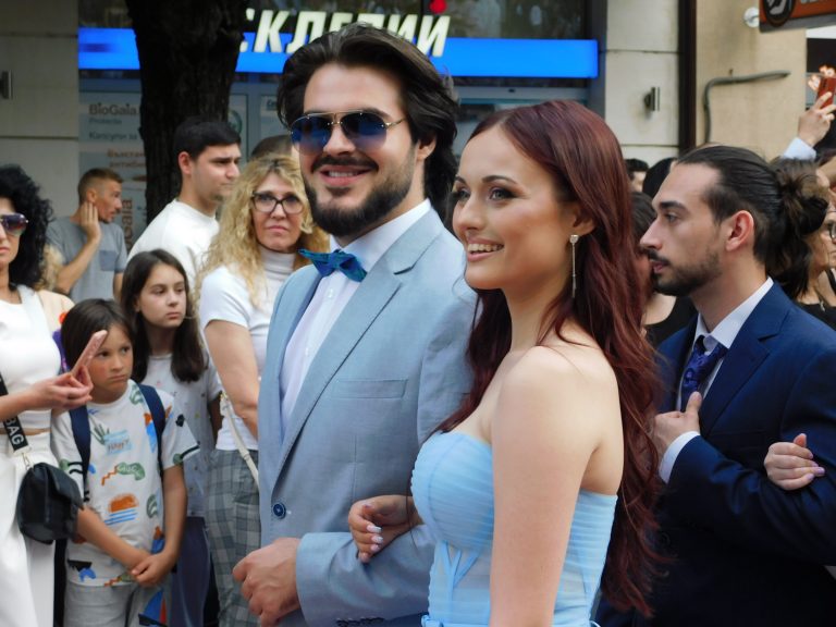 Синоптичката Натали Трифонова премина с абитуриентите по червения килим (снимки)