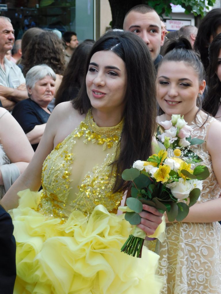 Синоптичката Натали Трифонова премина с абитуриентите по червения килим (снимки)