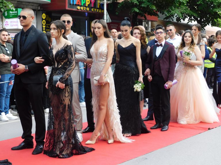 Синоптичката Натали Трифонова премина с абитуриентите по червения килим (снимки)