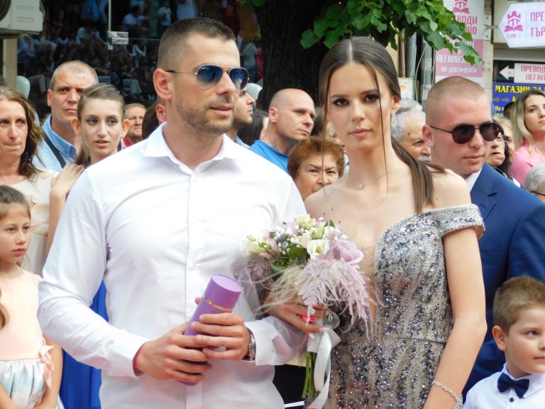 Синоптичката Натали Трифонова премина с абитуриентите по червения килим (снимки)