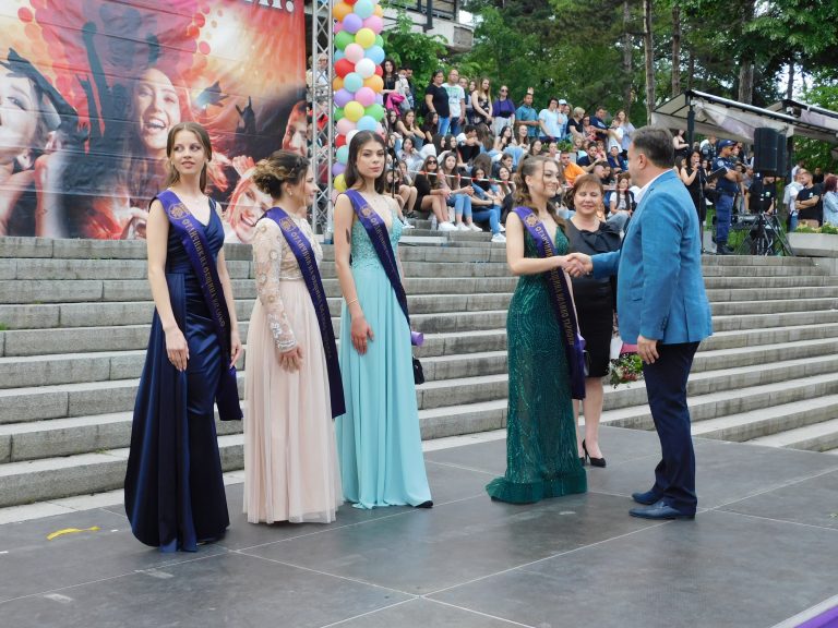 Синоптичката Натали Трифонова премина с абитуриентите по червения килим (снимки)