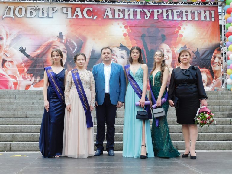 Синоптичката Натали Трифонова премина с абитуриентите по червения килим (снимки)