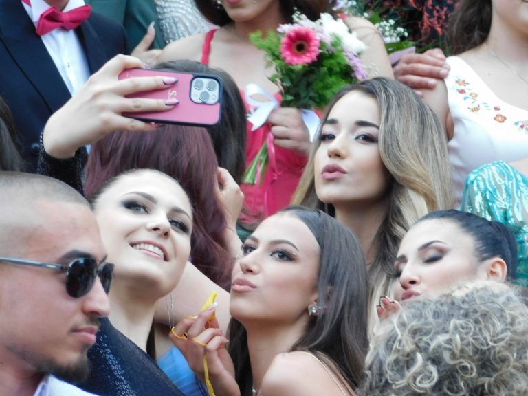 Синоптичката Натали Трифонова премина с абитуриентите по червения килим (снимки)