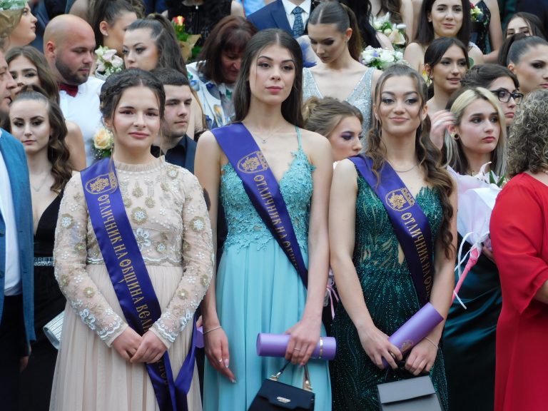 Синоптичката Натали Трифонова премина с абитуриентите по червения килим (снимки)