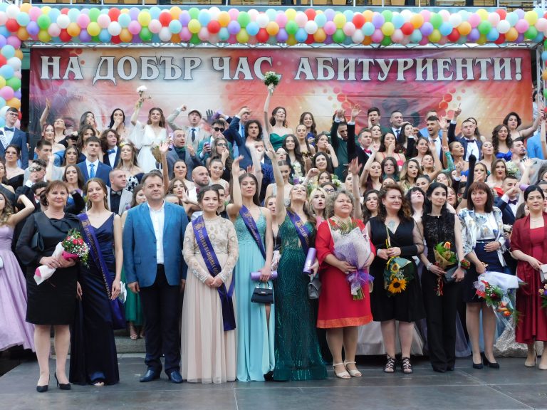 Синоптичката Натали Трифонова премина с абитуриентите по червения килим (снимки)