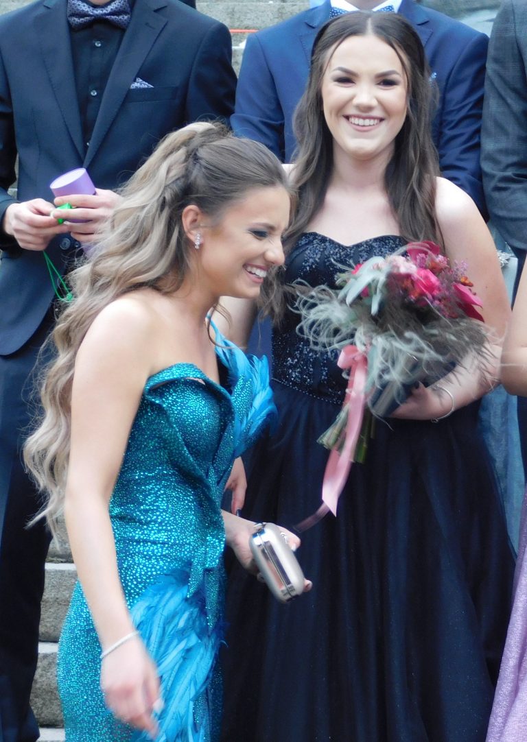 Синоптичката Натали Трифонова премина с абитуриентите по червения килим (снимки)