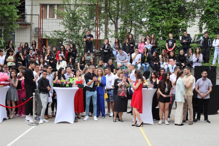 Горещи новини | 90 момчета и момичета си взеха довиждане с Гимназията по туризъм