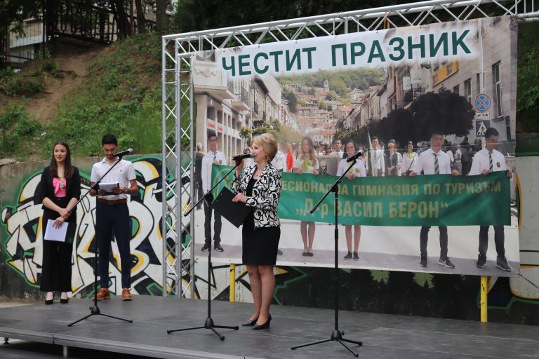 90 момчета и момичета си взеха довиждане с Гимназията по туризъм